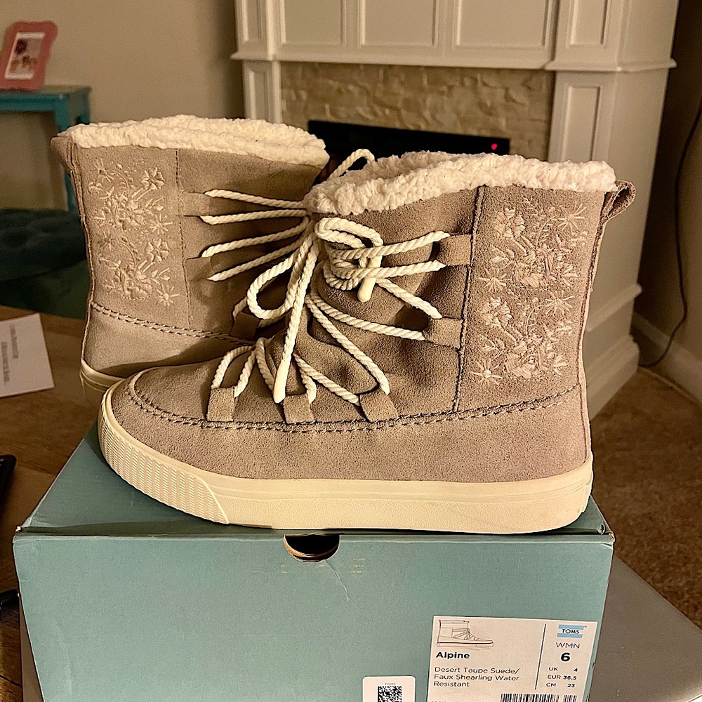 NEW!Toms ALPINE waterproof/suede bootie stitched details-lined-cozy!-sz 6